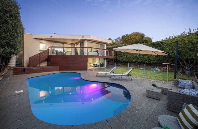 Melbourne Spacious 4-bedroom Poolside comfort for the whole family