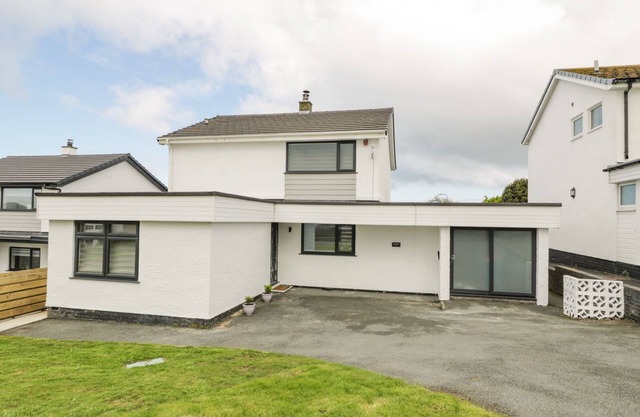 MELODY, pet friendly, country holiday cottage in Cemaes Bay