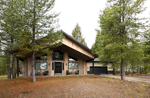 Melvin's Retreat, Sleeps 12, 19 Miles to YNP!