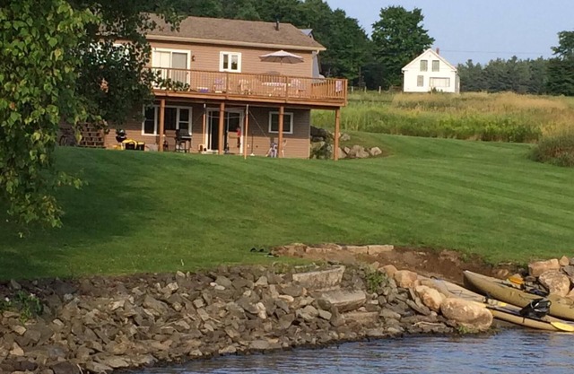 Maison privée au bord du lac, grand quai et petite plage