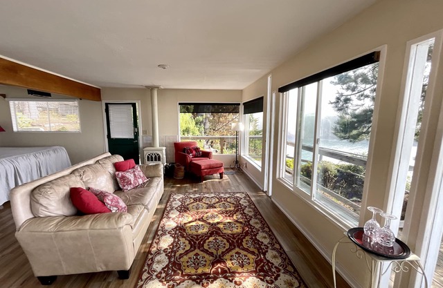 Mendocino Coast Cliffside Cottage - Shangri-La