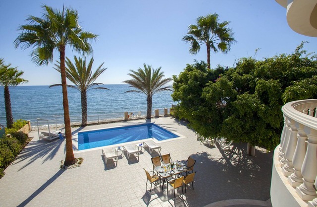 LABG16 Sunset Beacfront Villa Meneou