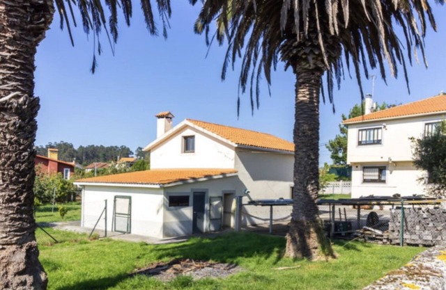 Mera, casa con gran jardín a 300 metros de la playa.