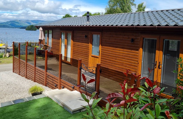 Mere Lodge - Lakefront Lodge with breathtaking views