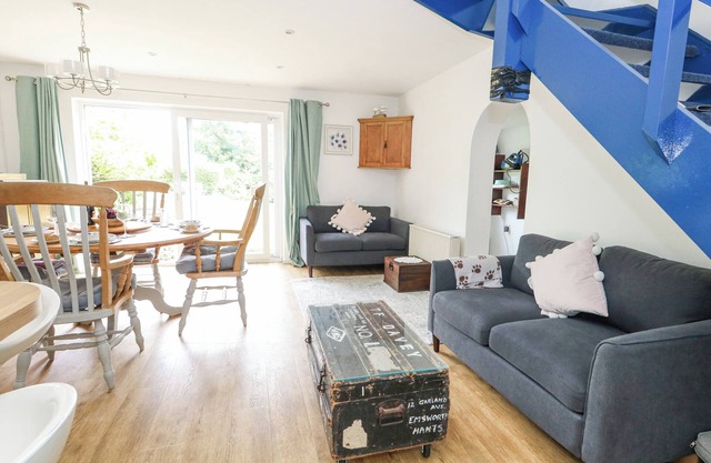 MERMAID COTTAGE, pet friendly, with a garden in Wakeham, Portland