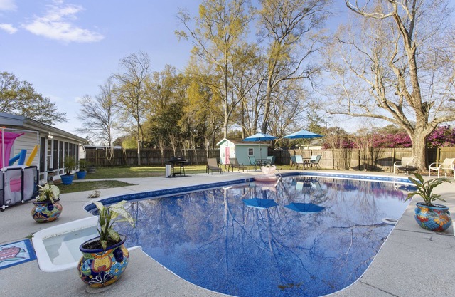Mermaid Dreams: Spacious 3 bedroom - three bath w/ pool in golf cart district!!