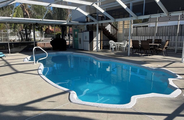 MERMAID MANOR heated POOL!! Waterfront, BOAT DOCK, KAYAKS, paddle Weeki Wachee