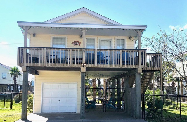 Mermaid Manor - pet friendly fenced yard, near beach & fishing pier in Sea Isle
