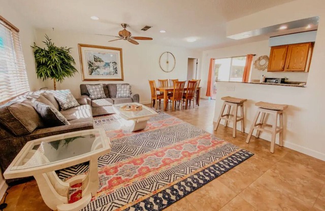 Merritt Island Getaway; PRIVATE POOL, ROCKET LAUNCHES, COCOA BEACH, KELLY PARK
