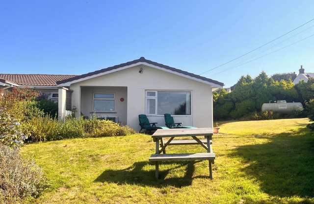 MERRIVIEW, character holiday cottage, with a garden in Ashton