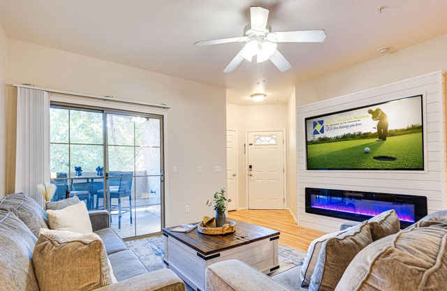 Delightful Condo! Heated Pools and Hiking! Gated Community.