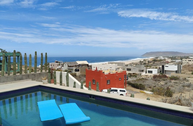 Unrivaled Views of Ocean and Mountains 2 minute walk to the beach!