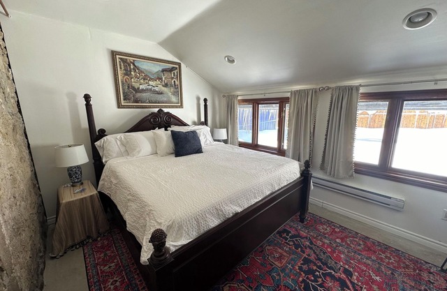 Spacious Downtown 2 Bed Suite w/ living room