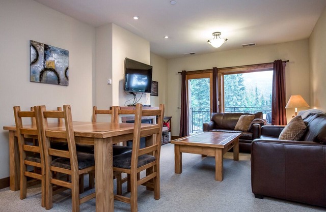 Condo méticuleux avec un excellent accès aux pistes de ski et aux sentiers de randonnée d'été