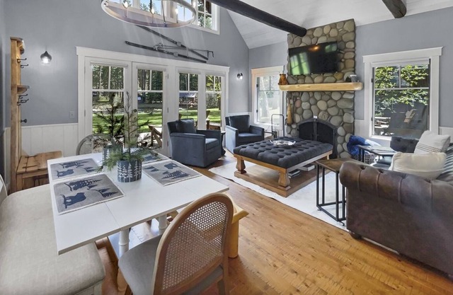 1 chambre / 1 salle de bain plus mezzanine - Cabine au bord de la rivière avec cheminée, équipements mis à jour, barbecue et terrasse!