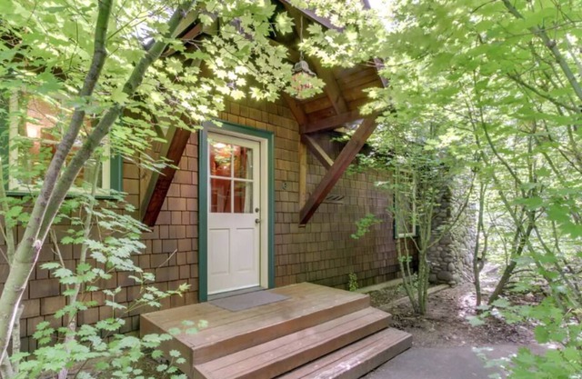 Confort contemporain avec vue sur la rivière - Moderne, front de mer, cabine de luxe avec vue sur la rivière, cheminée,