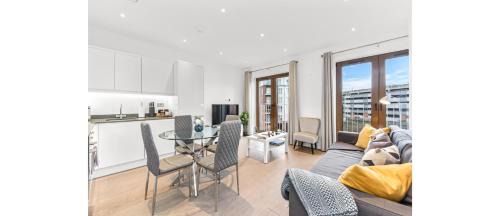Metropolitan Luxury: Chic 2BR Flat in St. Albans