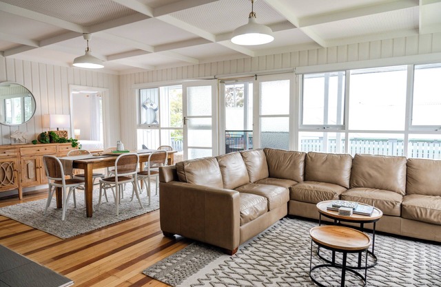 Metung Holiday House | Family & Pet Friendly, Cosy Coastal downtown stay