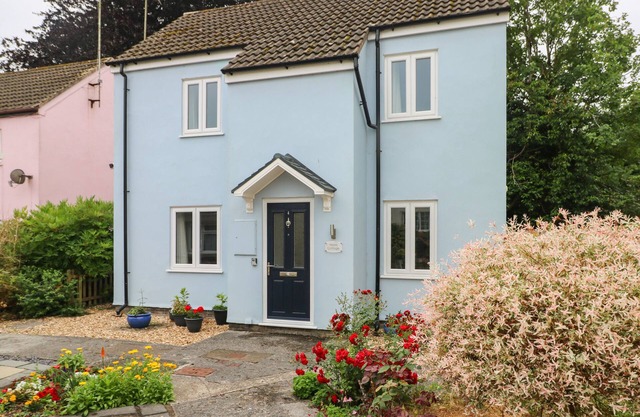 MEWS COTTAGE, family friendly, with a garden in Laugharne