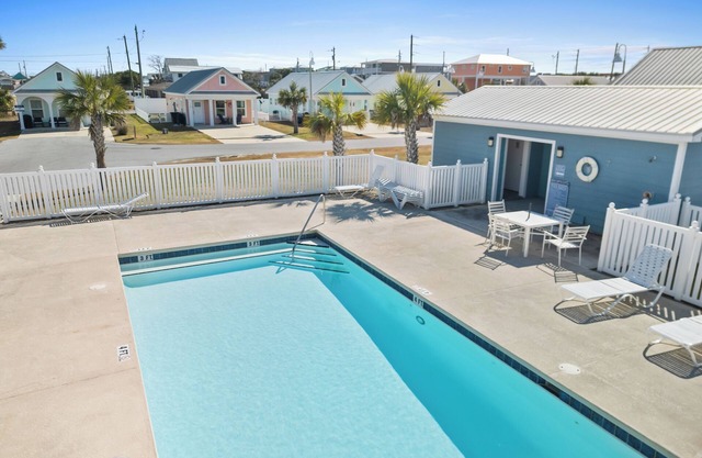 Cottage in Mexico Beach, Pool, Short Walk to Beach, Beach Gear, Pet Friendly