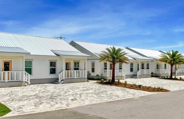 Beach Cottage - Steps from the Beach & Boat Slips