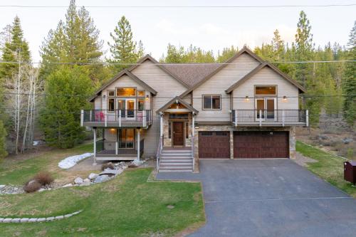 Meyers Meadow by AvantStay Hot Tub Large Deck