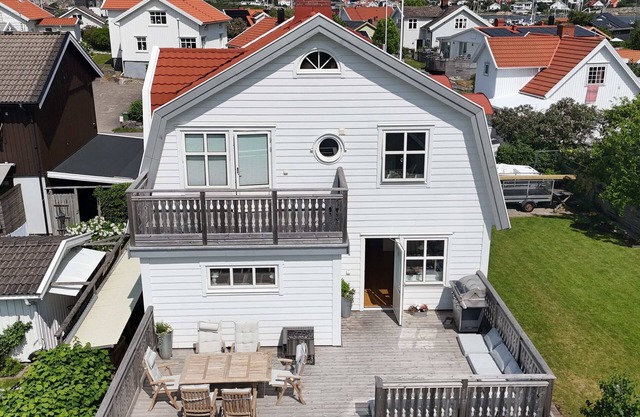 Mezzanine: Lovely south-facing patio with barbecue. Gothenburg northern archipelago