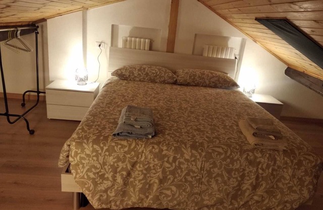 Studio mezzanine avec entrée indépendante dans une cour