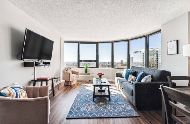 MICH AVE Downtown, Grant Park, Museums 2bd/2ba #23