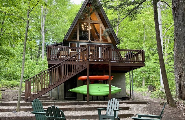 MichiganAFrame (lac Manistee) Kalkaska, MI: Profitez des couleurs d'automne ici! 4 personnes, 2 kayaks inclus