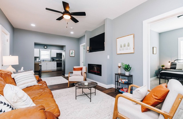 Mid Century 1/4 mile to Downtown Main Street - breweries, coffee, dining, shops