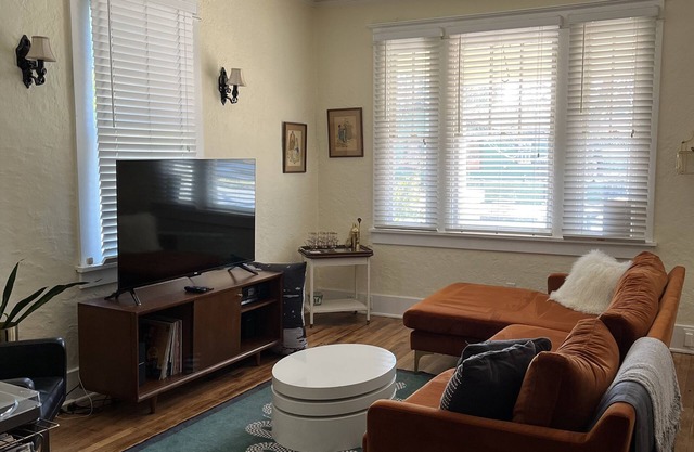 Mid Century Bungalow in Old Town - walk to Downtown Augusta!
