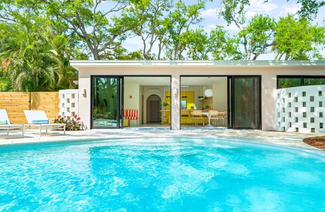 Casa Tropicale, Heated Pool, King beds, Walk to Beach & Restaurants, Stylish 1950's Design