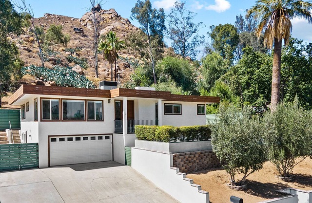 Mid Century Hilltop Getaway (Entire Home)