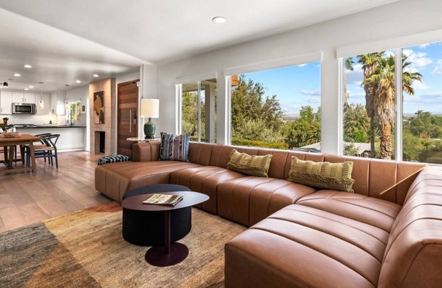 Mid Century Hilltop Getaway (Upstairs House Only)