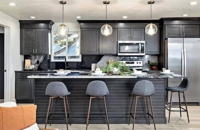 Mid Century Modern + 5min to Downtown + Walk to River + Hot Tub + Dog Friendly
