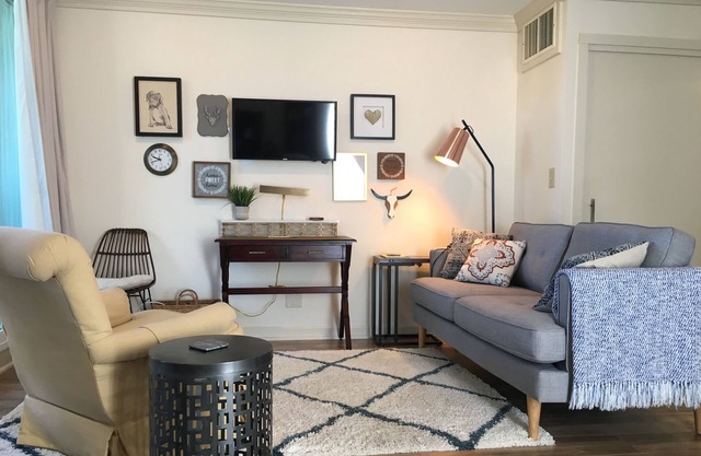 Mid-Century Modern Beauty Avec Bay View