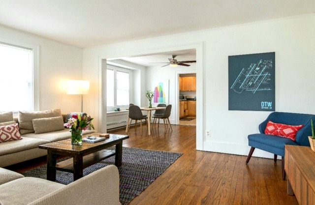Mid-Century Modern Home dans le centre-ville de Royal Oak!