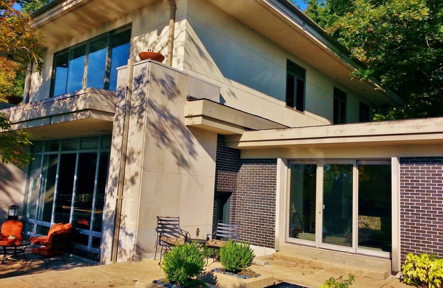 Maison moderne du milieu du siècle avec piscine privée et lac sur 50 acres