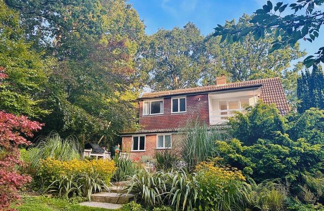 MID-CENTURY MODERN, family friendly, with a garden in Hastings