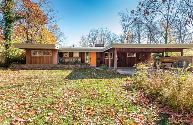 Mid-century modern in signature Blmtn neighborhood