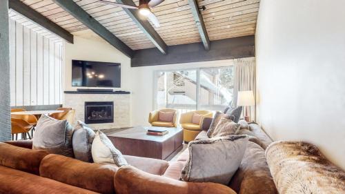 Mid Century Modern Cabin #212 - Walk to Village