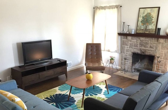 Mid Century Modern Inspired Home dans Olde Town Main Street