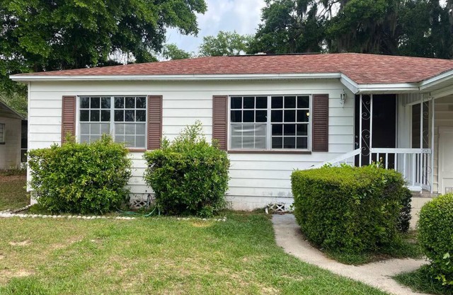 Mid Century Style Cottage Near Historic Downtown