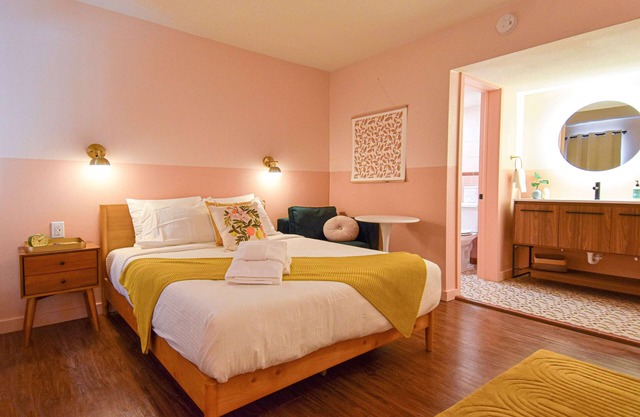 Mid-Century Themed Hotel Room in Fayetteville, AR - The Clementine on College #8