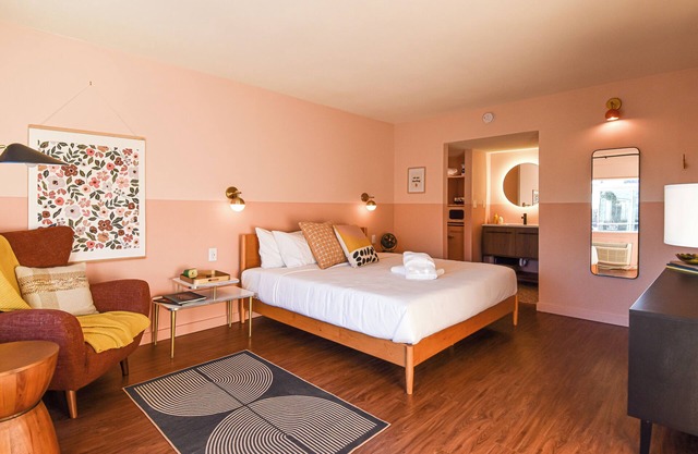 Mid-Century Themed Hotel Room in Fayetteville, AR - The Clementine on College #5