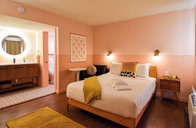 Mid-Century Themed Hotel Room in Fayetteville, AR - The Clementine on College #7