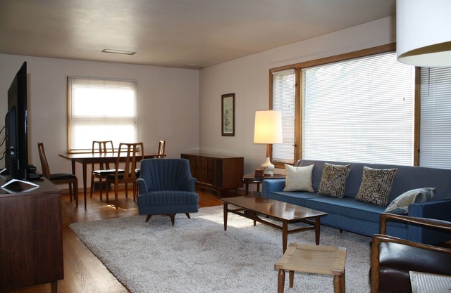 Mid-Century Upper dans Riverwest