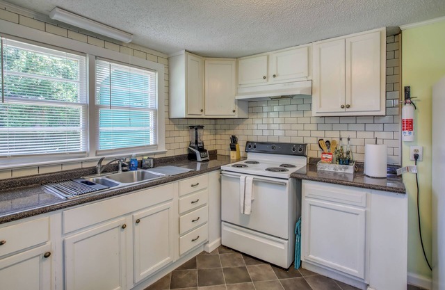 Mid-Century Wilmington Cottage: 3 Mi to Riverwalk