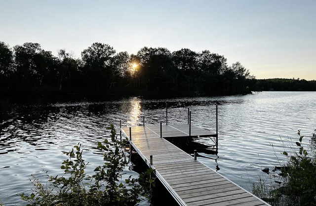 Cozy Mid-Maine LAKEFRONT Retreat -Kayaks-Fishing-ATV-hiking trail -firepit-BBQ